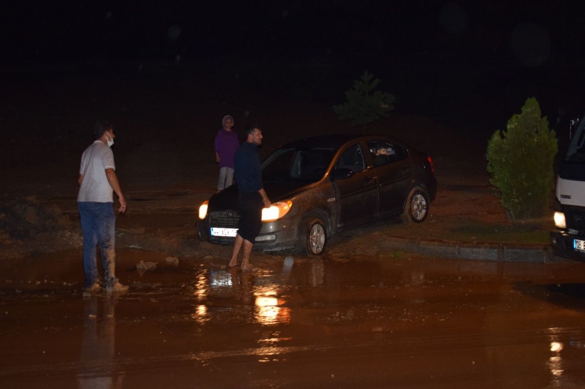 20 dakikalık sağanak yağış, Malatya’yı felç etti #2