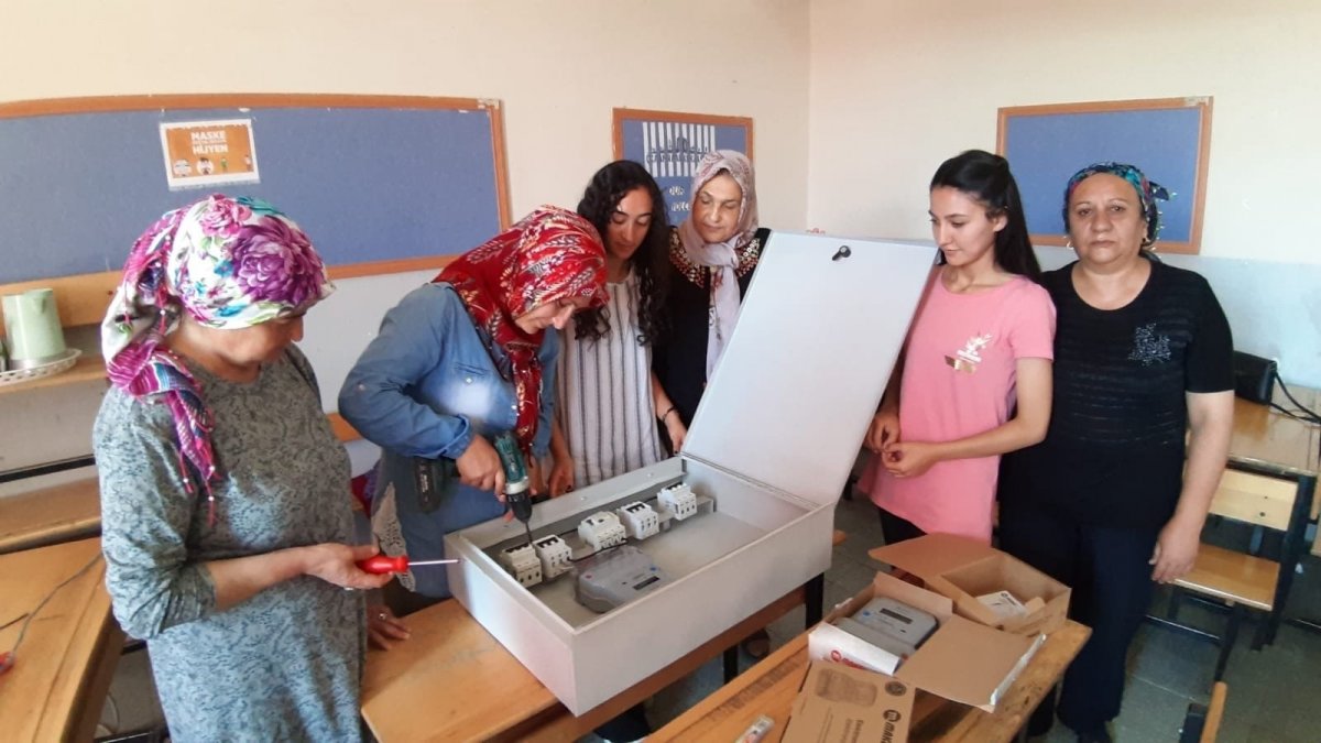 Adana'da açılan elektrik kursuna kadınlar akın etti