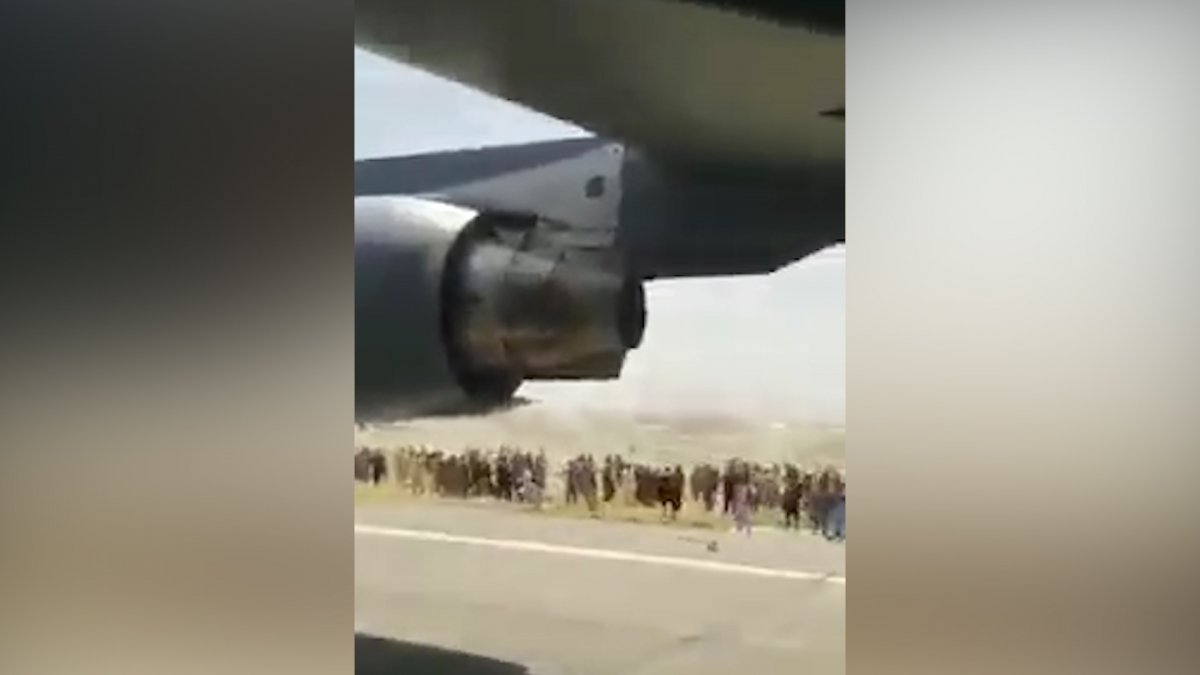 Afganistan’da ülkeden kaçabilmek için, uçağın tekerine tutundular #1