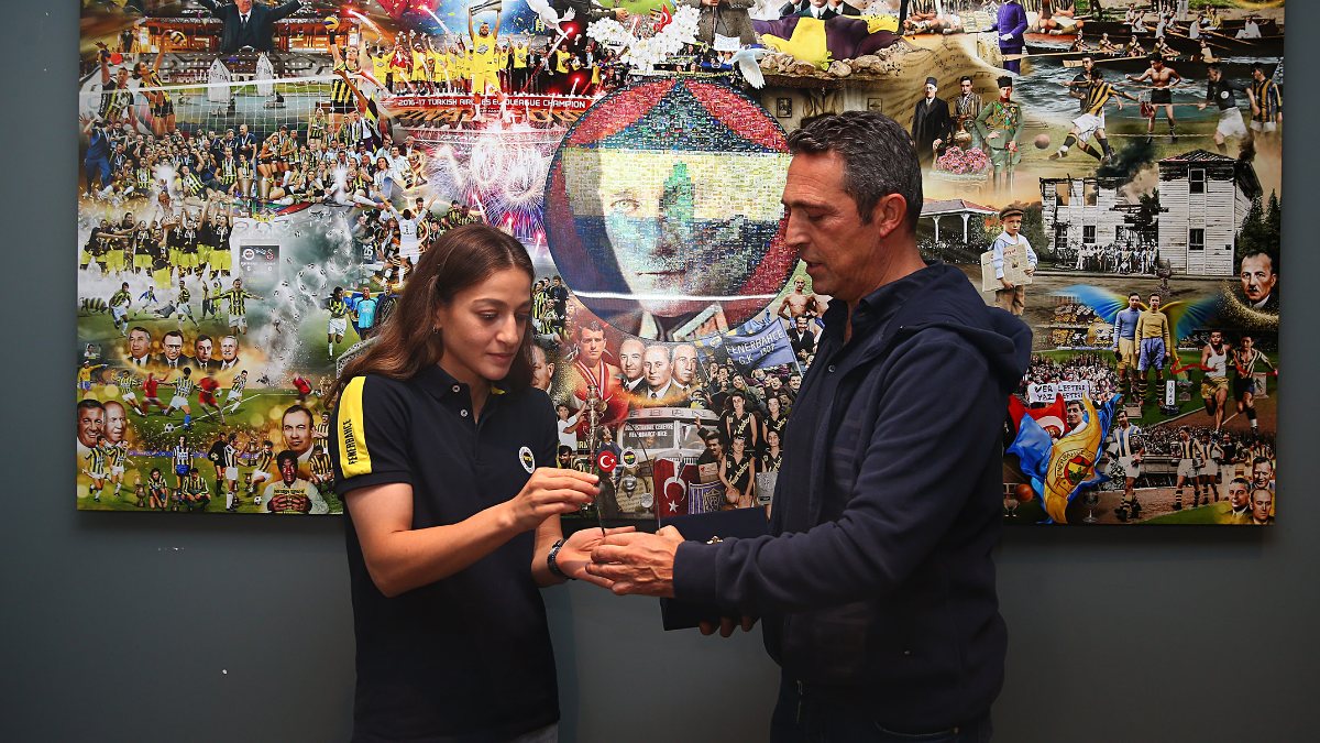 Ali Koç, gümüş madalyalı boksör Buse Naz Çakıroğlu ile görüştü