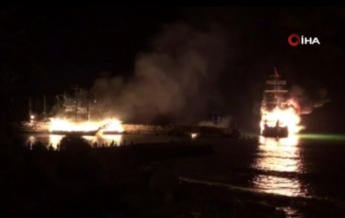 Antalya nın Alanya ilçesindeki tur teknelerinde yangın #1