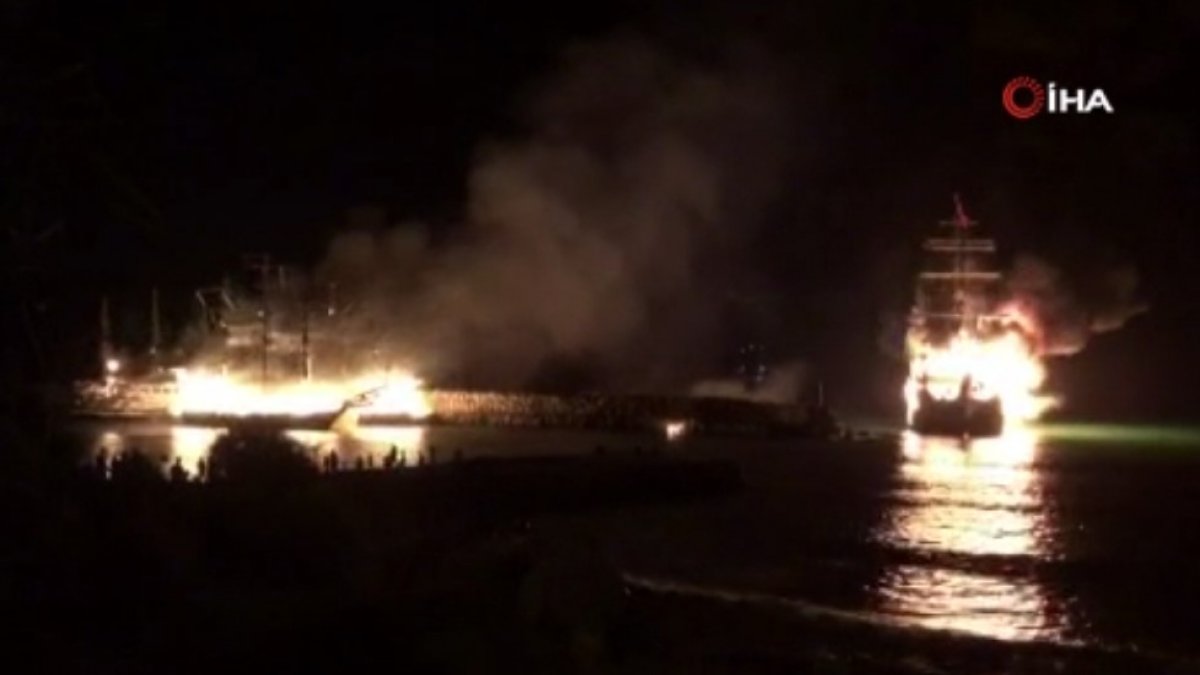 Antalya'nın Alanya ilçesindeki tur teknelerinde yangın