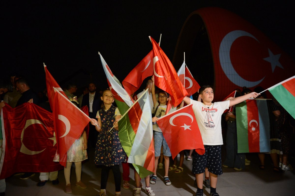 Azerbaycan da Haydar Aliyev Merkezi’ne Türk bayrağı silüeti yansıtıldı #1
