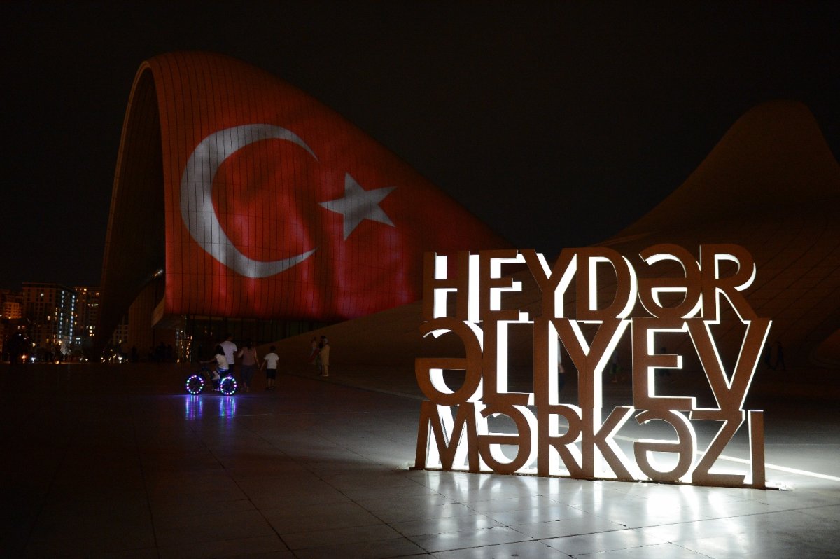 Azerbaycan da Haydar Aliyev Merkezi’ne Türk bayrağı silüeti yansıtıldı #4