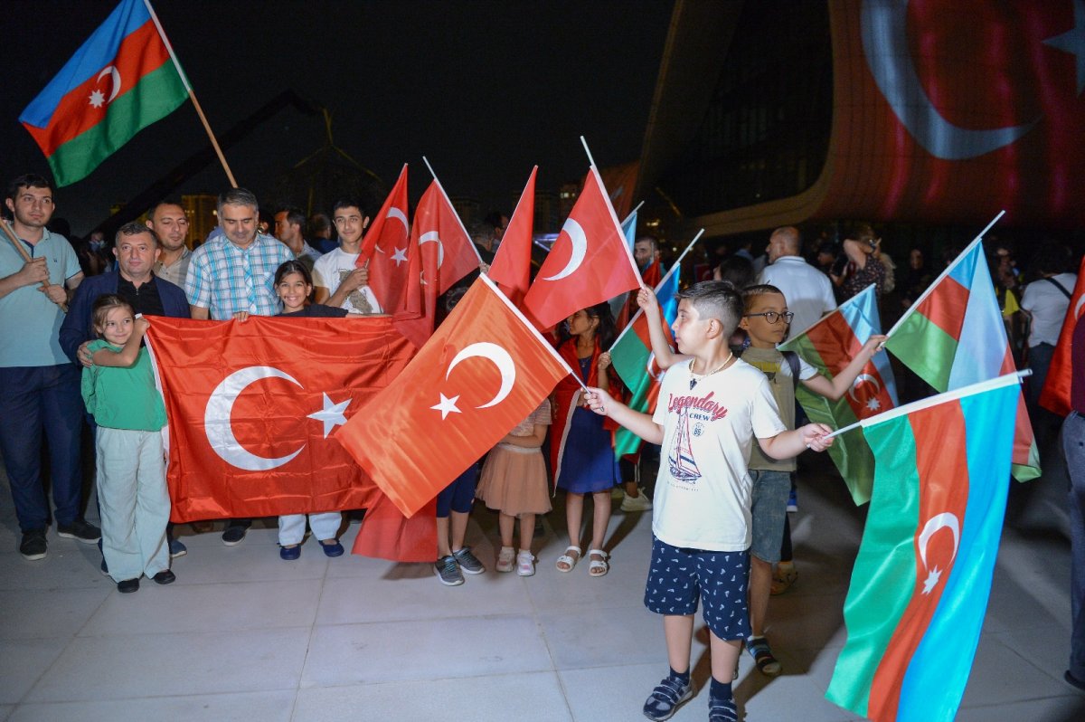 Azerbaycan da Haydar Aliyev Merkezi’ne Türk bayrağı silüeti yansıtıldı #5