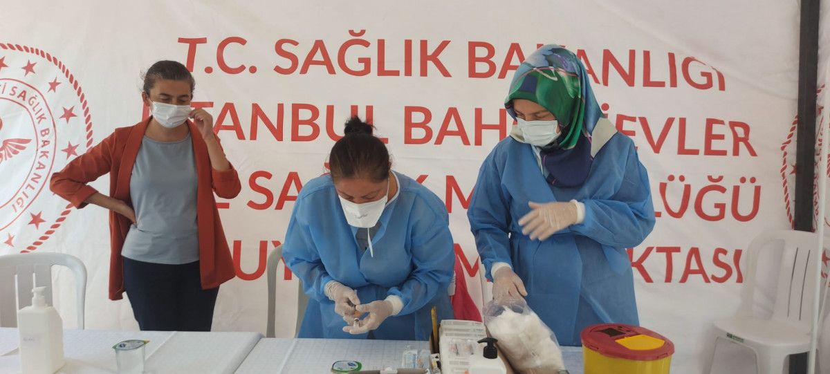 Bahçelievler’de cami avlusuna seyyar aşı istasyonu kuruldu #3