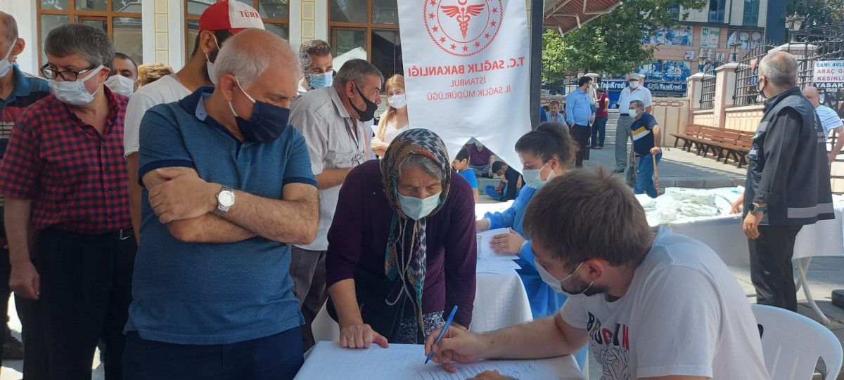 Bahçelievler’de cami avlusuna seyyar aşı istasyonu kuruldu #4