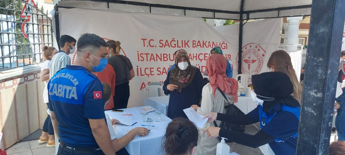 Bahçelievler’de cami avlusuna seyyar aşı istasyonu kuruldu #5