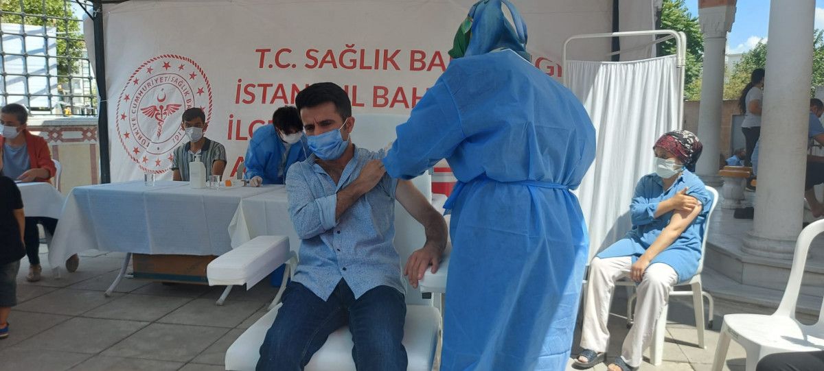 Bahçelievler’de cami avlusuna seyyar aşı istasyonu kuruldu #6