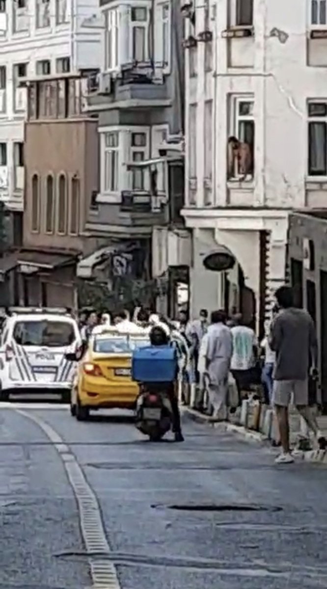 Beyoğlu’nda iki aile arasındaki tekmeli yumruklu kavga kamerada #1