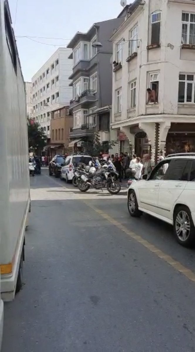 Beyoğlu’nda iki aile arasındaki tekmeli yumruklu kavga kamerada #2