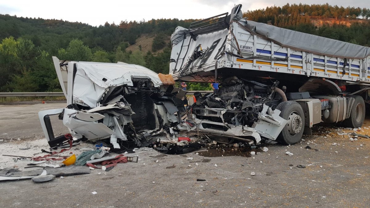 Bolu da kamyon ile 2 tır çarpıştı: 1 ölü, 2 yaralı #1