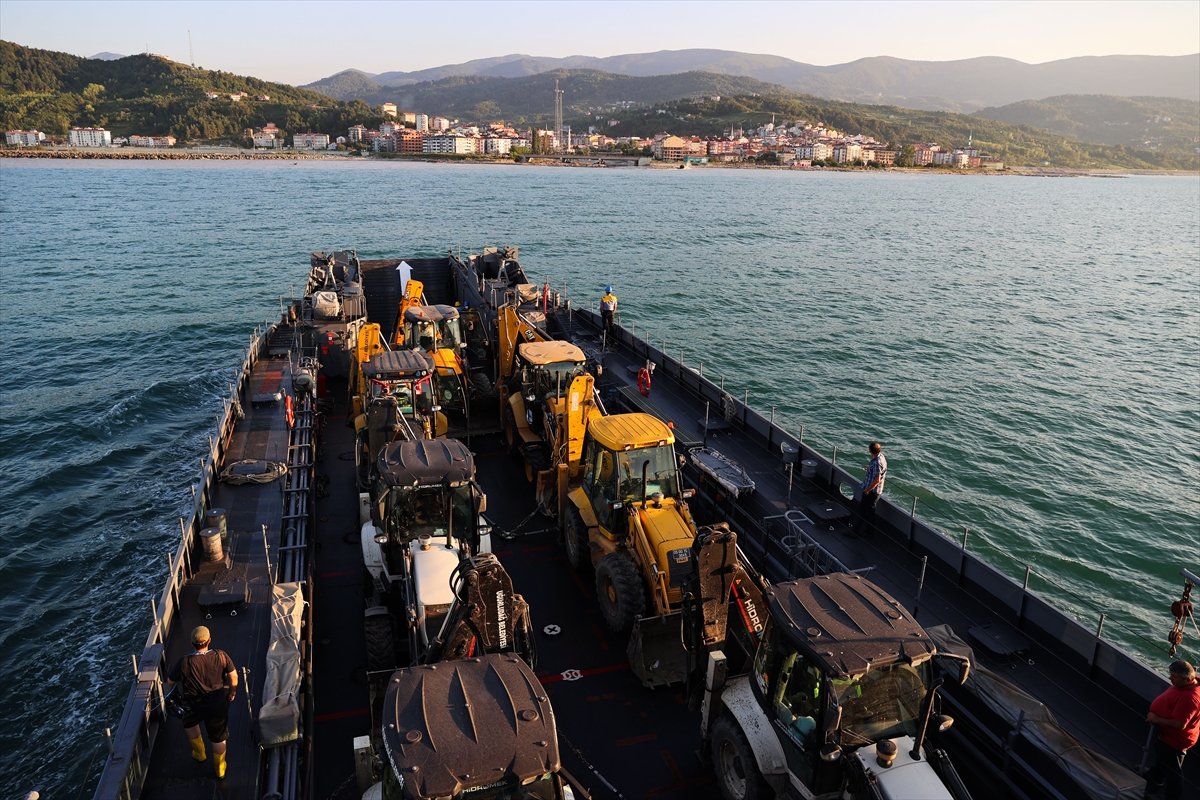 Deniz Kuvvetleri Komutanlığının çıkarma gemisi iş makineleriyle Sinop a ulaştı #2