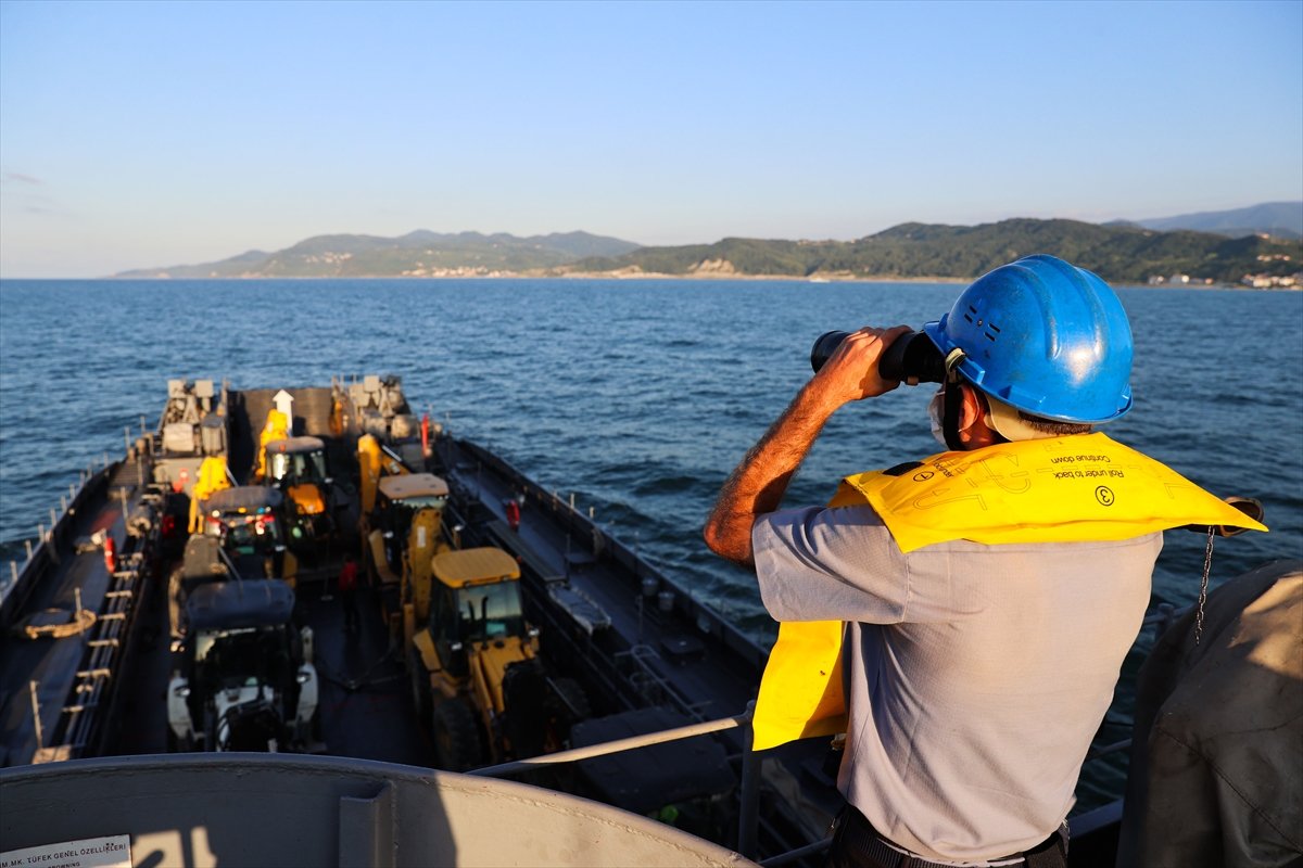 Deniz Kuvvetleri Komutanlığının çıkarma gemisi iş makineleriyle Sinop a ulaştı #3
