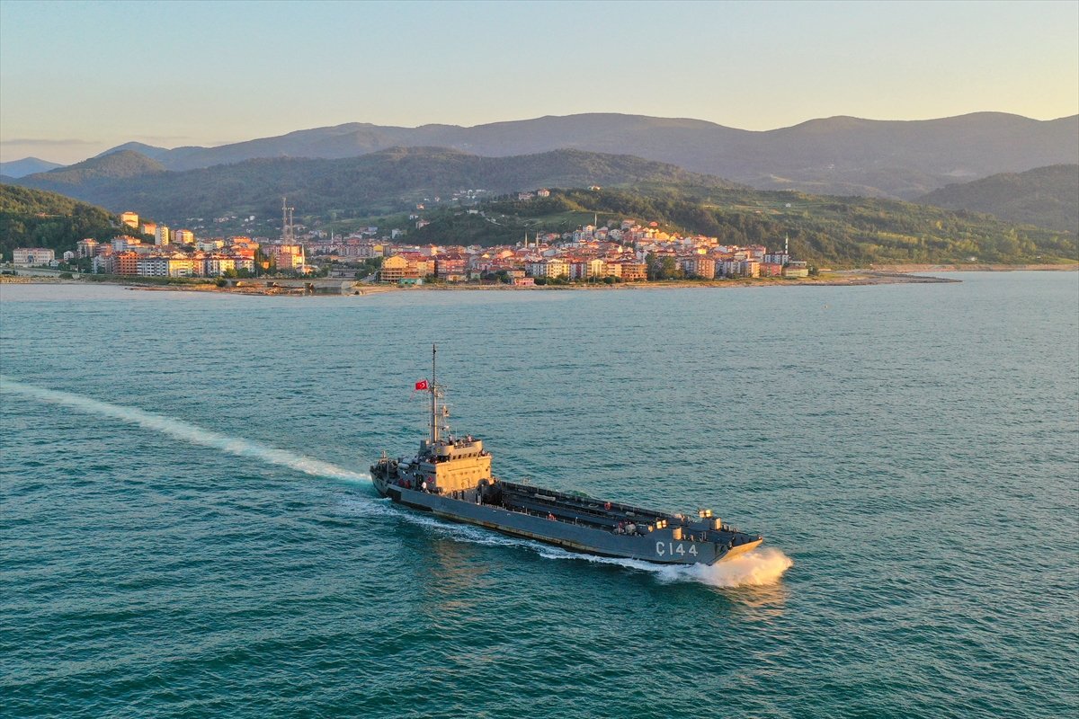 Deniz Kuvvetleri Komutanlığının çıkarma gemisi iş makineleriyle Sinop a ulaştı #4