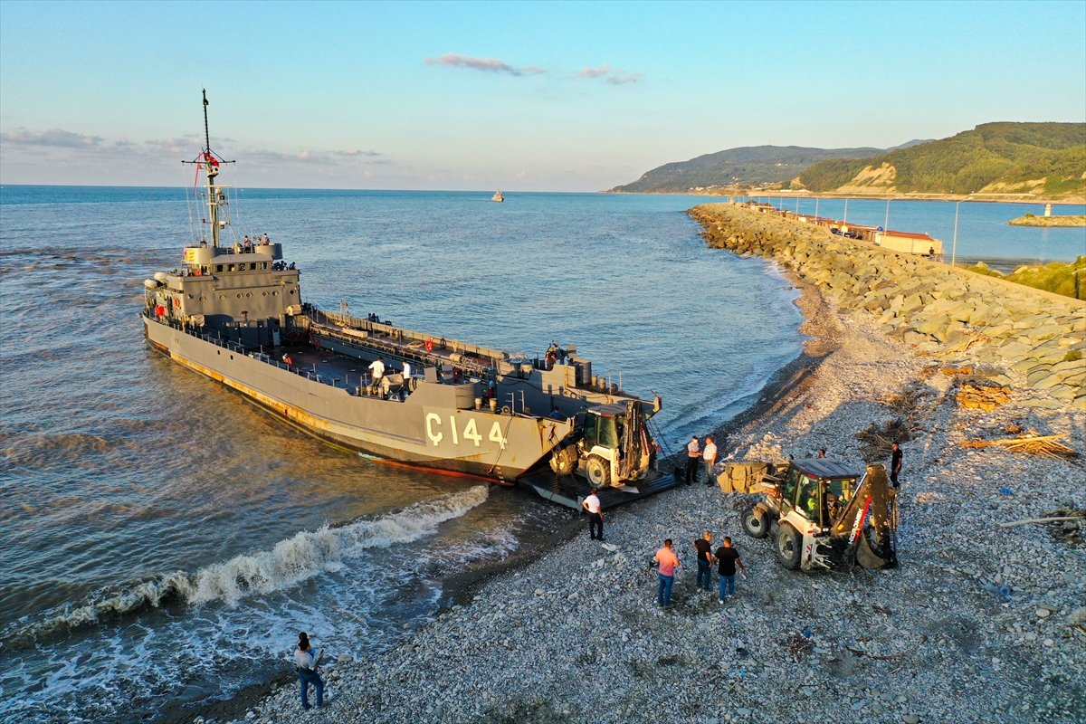 Deniz Kuvvetleri Komutanlığının çıkarma gemisi iş makineleriyle Sinop a ulaştı #5
