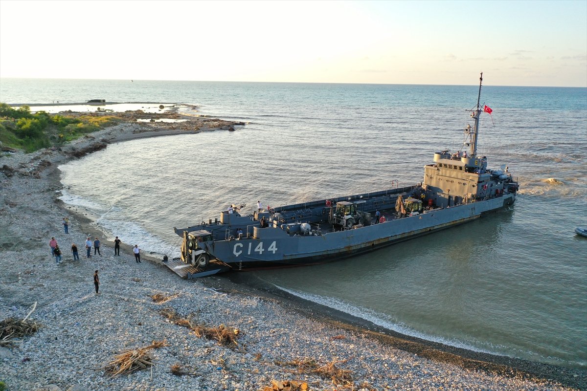 Deniz Kuvvetleri Komutanlığının çıkarma gemisi iş makineleriyle Sinop a ulaştı #6