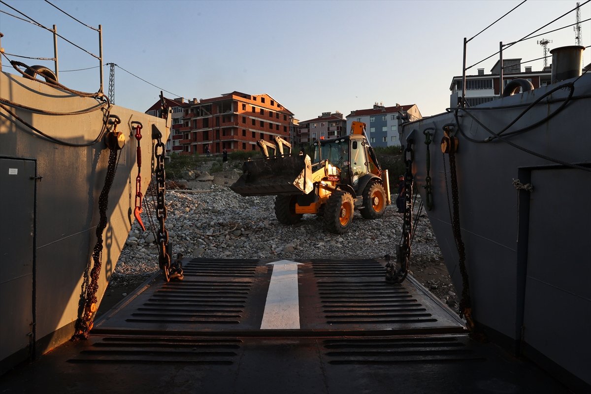 Deniz Kuvvetleri Komutanlığının çıkarma gemisi iş makineleriyle Sinop a ulaştı #7