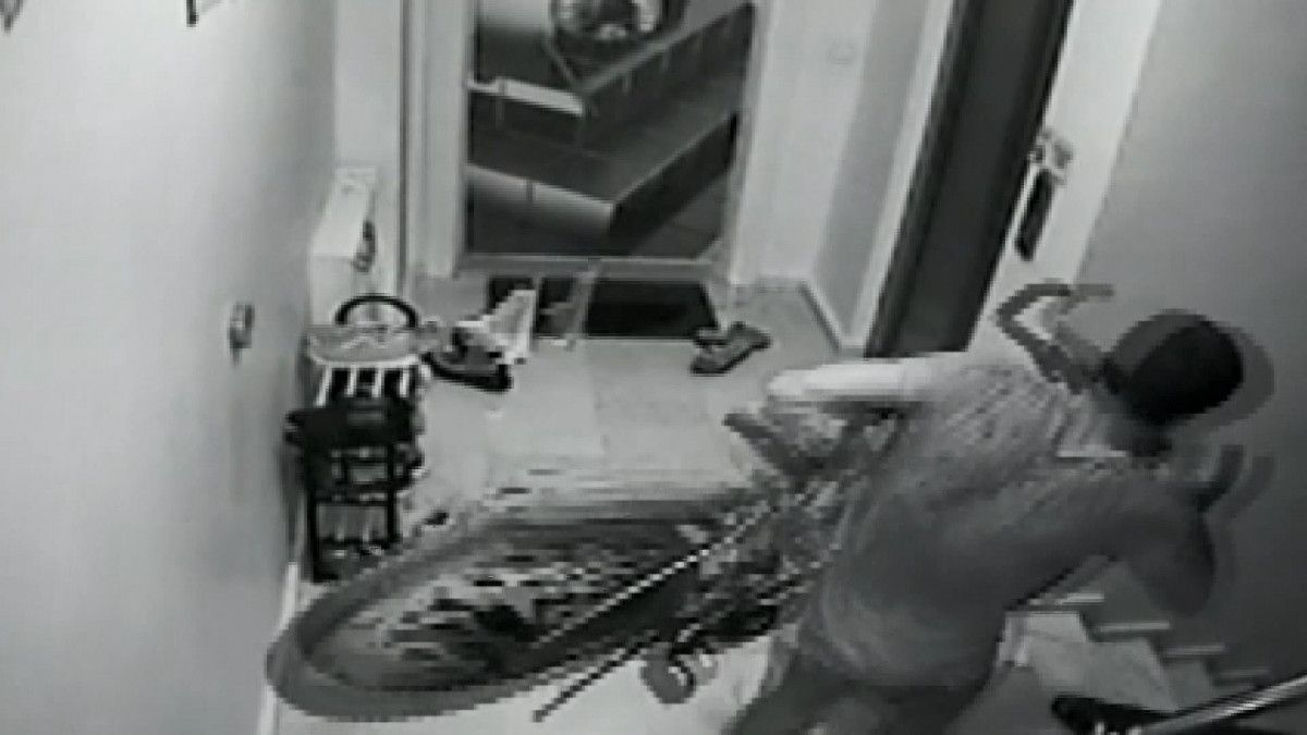Esenyurt ta apartmandan bisiklet çalan hırsız kamerada #2