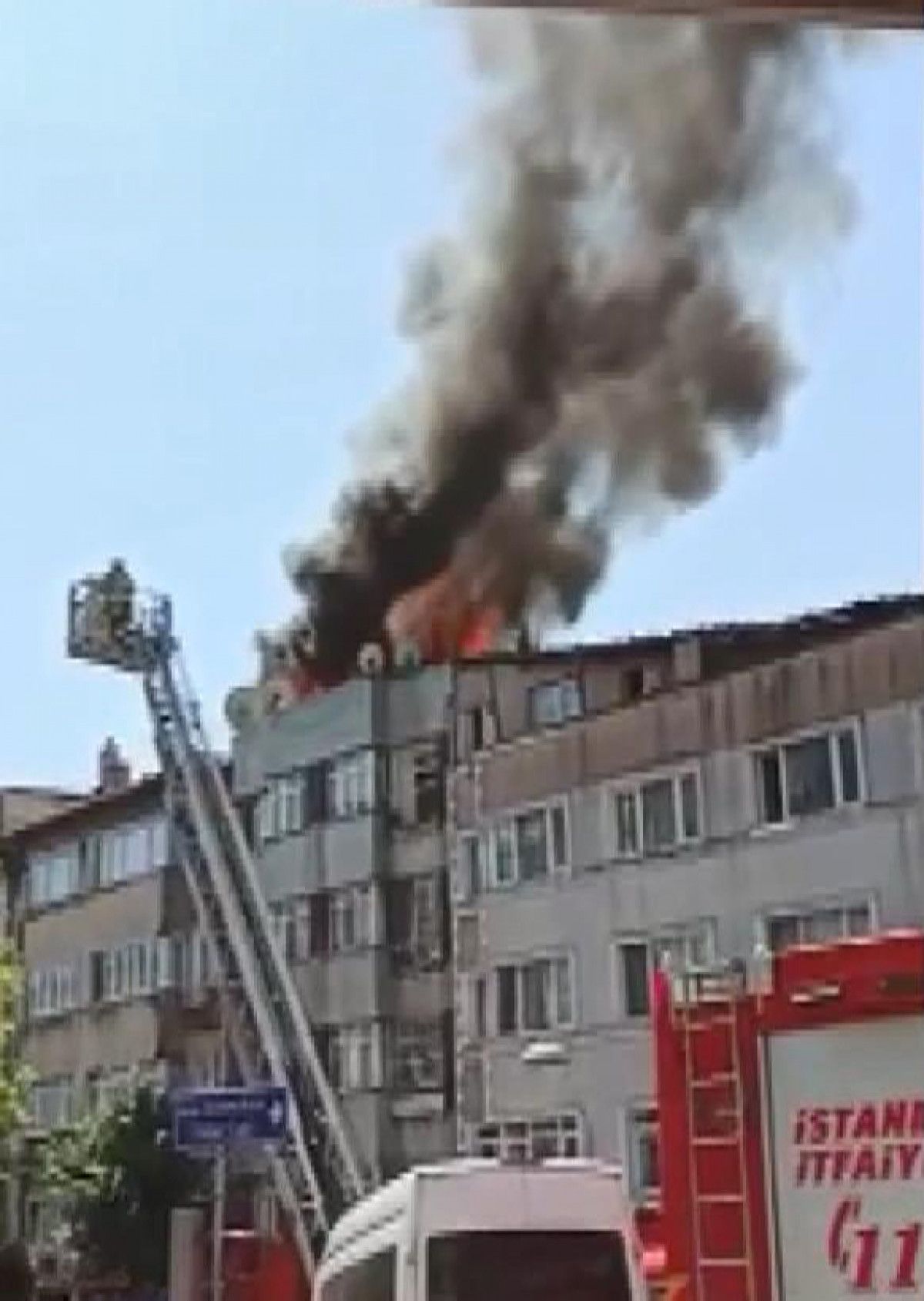 Fatih te 4 katlı binanın çatısında yangın çıktı #1