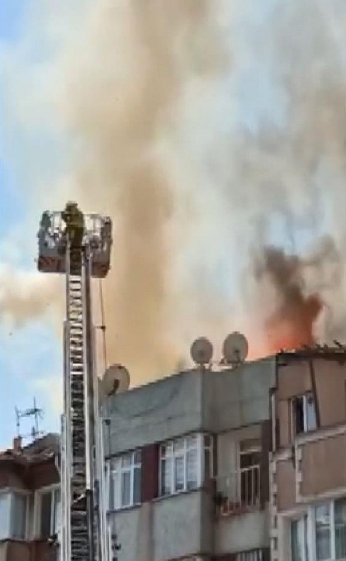 Fatih te 4 katlı binanın çatısında yangın çıktı #2