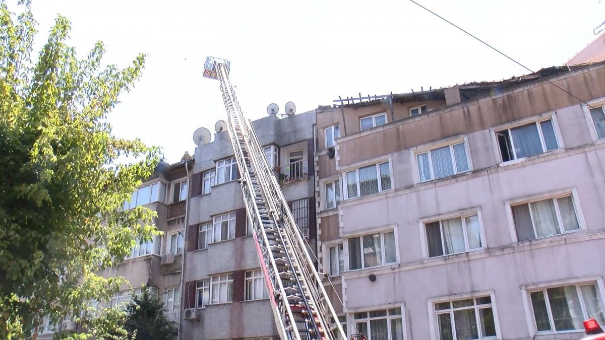 Fatih te 4 katlı binanın çatısında yangın çıktı #3