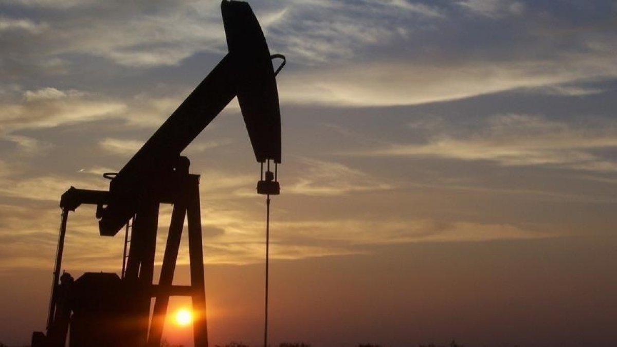 IEA, küresel petrol talebi tahminini düşürdü