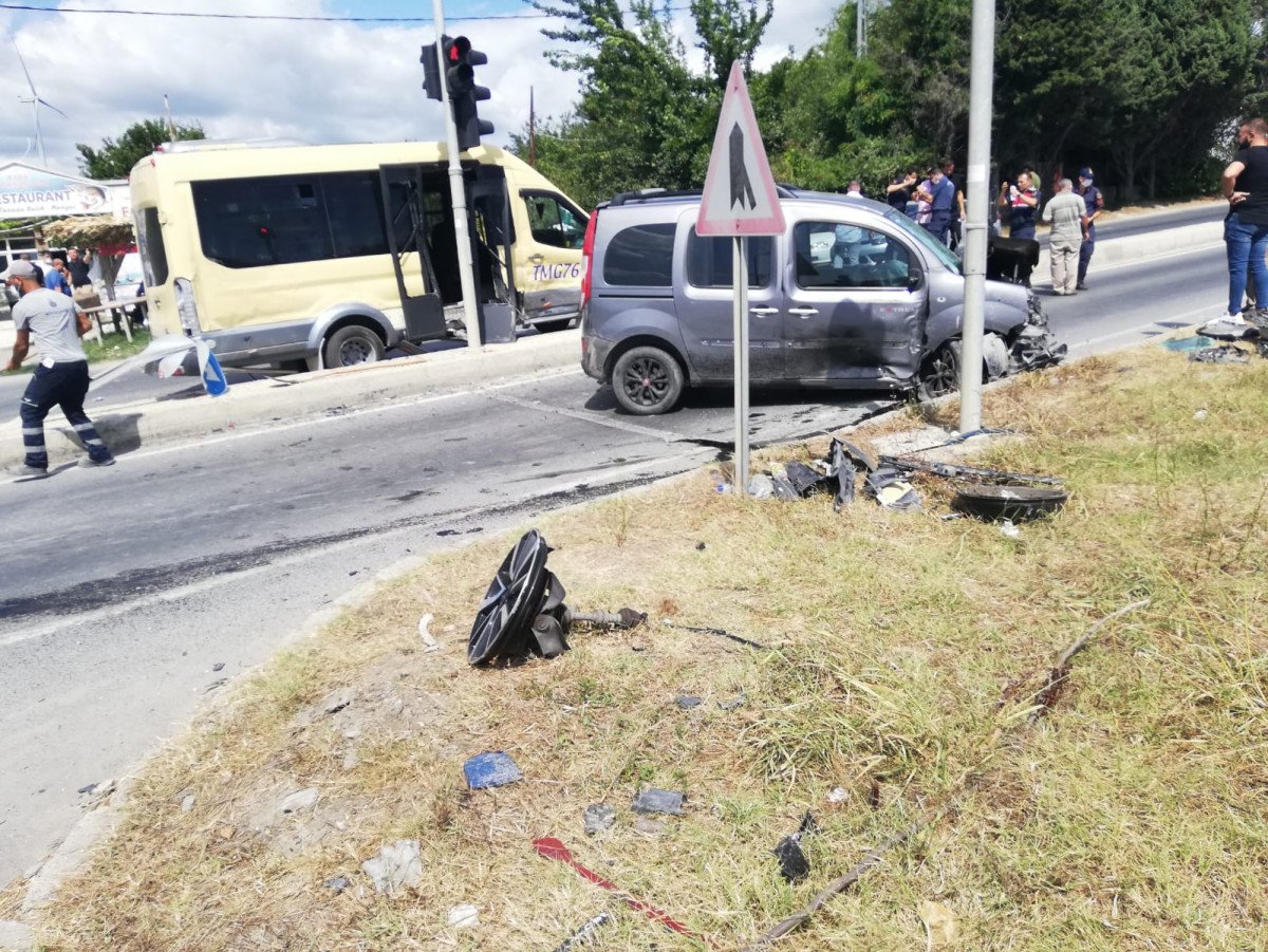 İstanbul da yolcu minibüsü ile hafif ticari araç çarpıştı: 6 yaralı #6