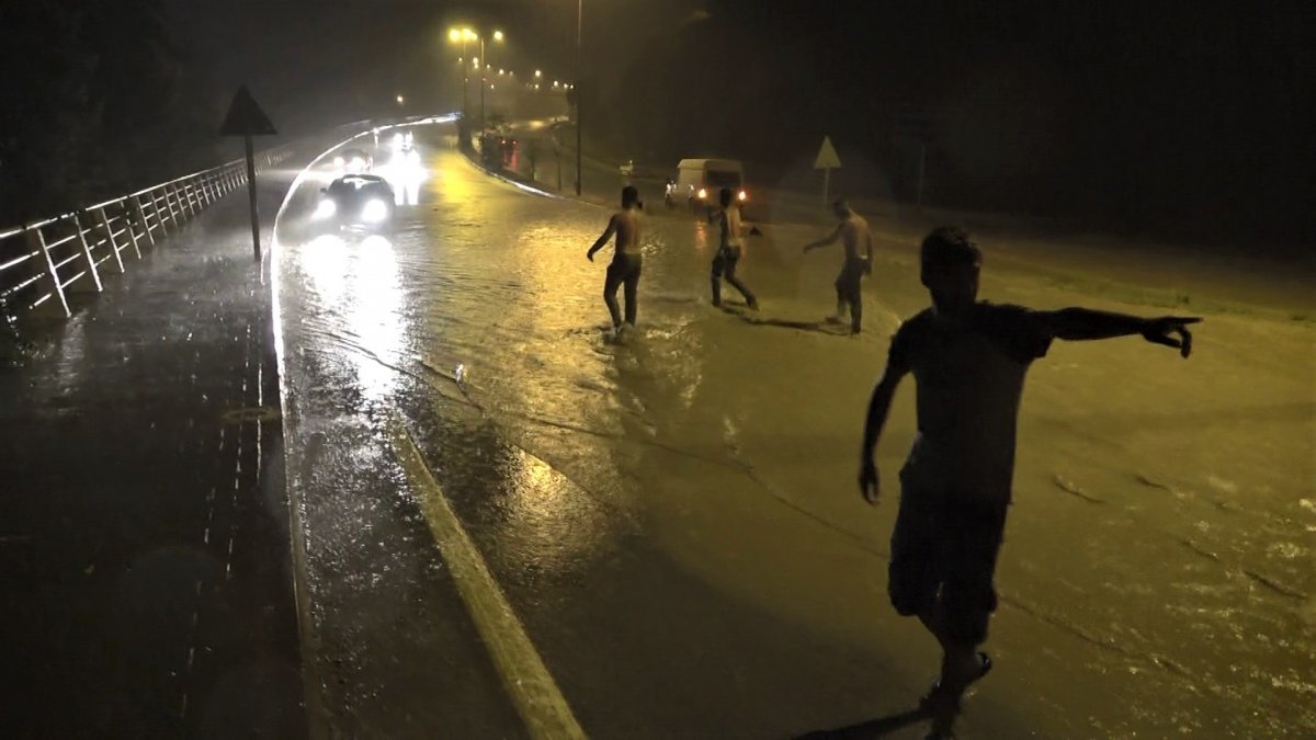 Karabük te sağanak yağışta sokakta suyla oynadılar #3