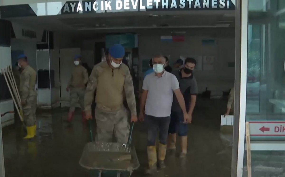 Mehmetçik, Sinop ta selden zarar gören hastaneyi temizledi #2