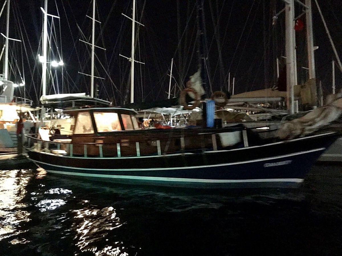 Muğla da halatı teknenin pervanesine dolanan yelkenlide 3 kişi mahsur kaldı #1