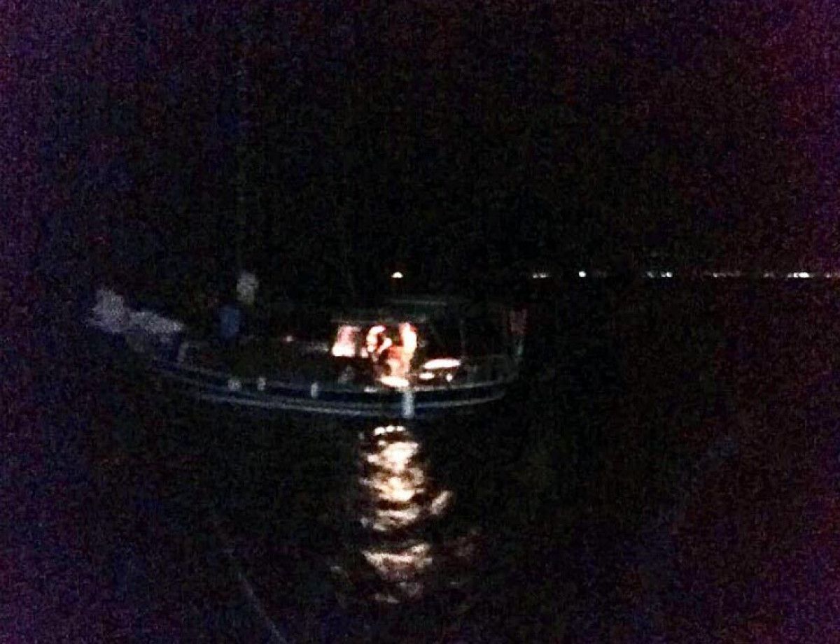 Muğla da halatı teknenin pervanesine dolanan yelkenlide 3 kişi mahsur kaldı #2
