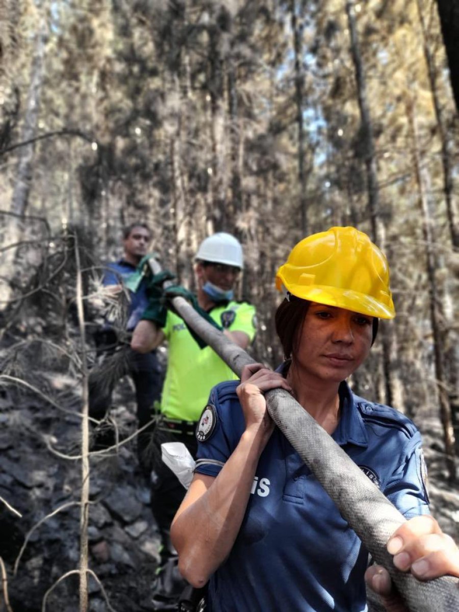Polis ekipleri, orman yangınlarının meydana geldiği bölgeden ayrılmıyor #4