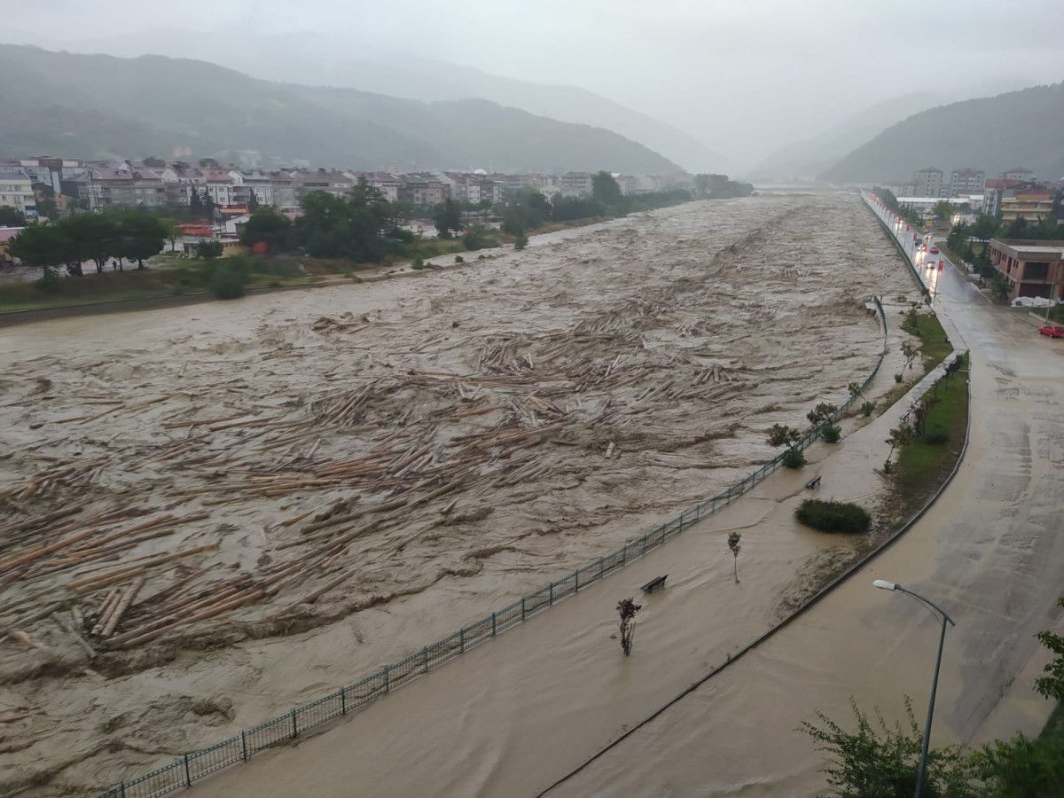 Sinop ve Samsun da sağanak yağış, seli beraberinde getirdi #1