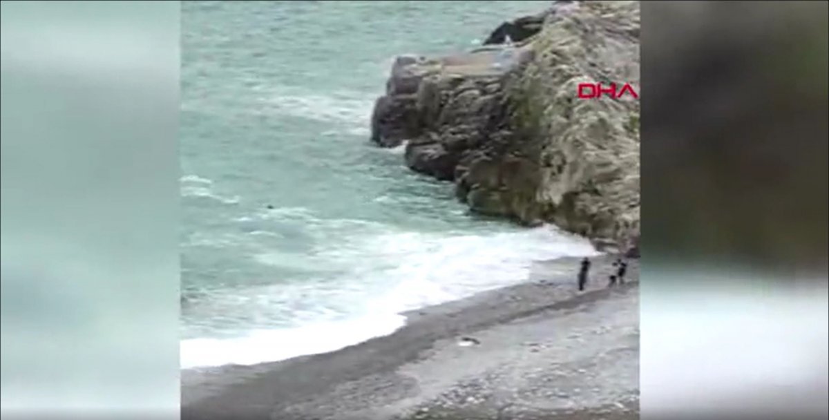 Zonguldak’ta dalgaların arasında kalan 2 kişi halatla kurtarıldı #1