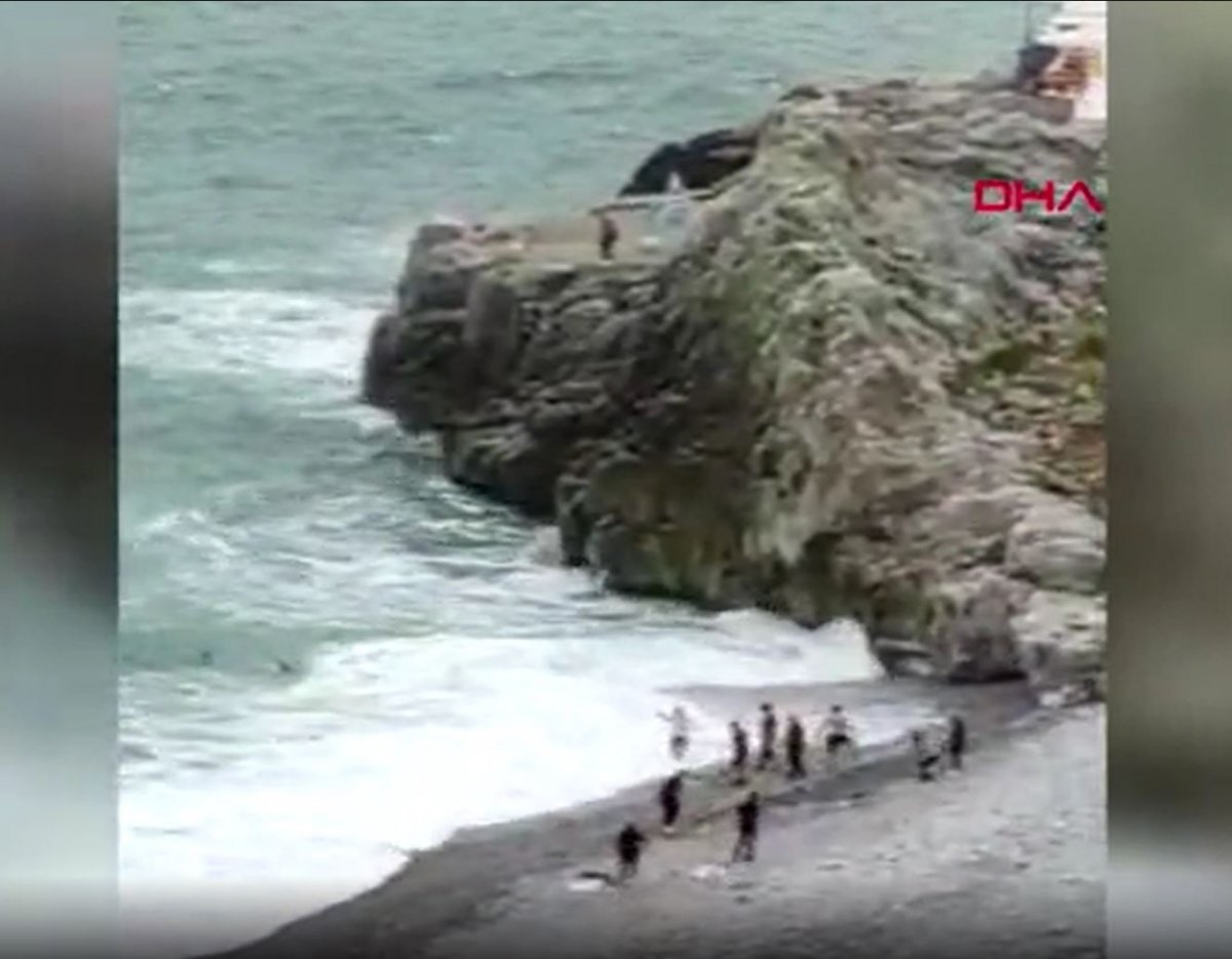 Zonguldak’ta dalgaların arasında kalan 2 kişi halatla kurtarıldı #2