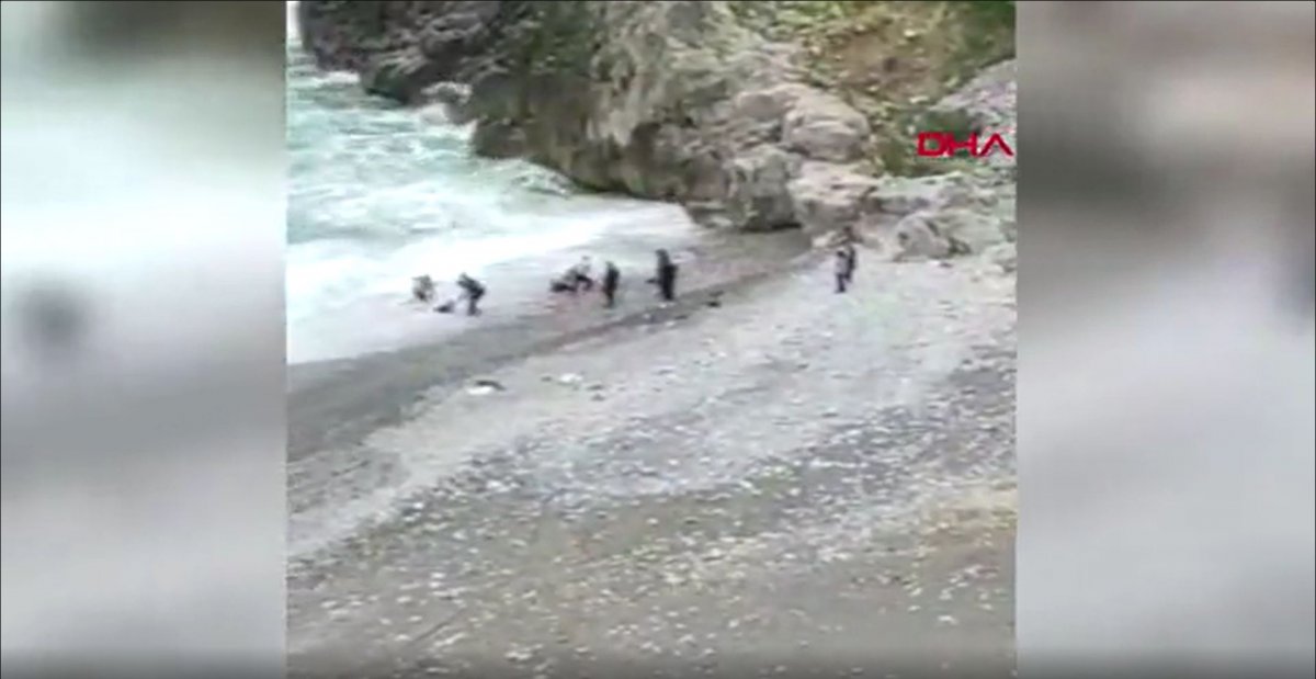 Zonguldak’ta dalgaların arasında kalan 2 kişi halatla kurtarıldı #3
